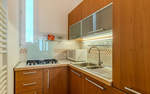 Sona'S Lake Home: Cuisine, Appareil De Cuisine, Comptoir, Principaux Appliance, Bois, Cabinetry, Evier, Sol, Design Intérieur, Cuisinière
