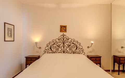 Sona'S Lake Home: Lit, Design Intérieur, Chambre, Literie, Meubles, Mur, Drap De Lit, Sol, Sol, Bois