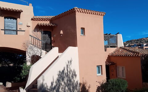 Rocciarossa: Zone Résidentielle, Architecture, Domicile, Maison, Toit, Établissements Humains, Balcon, Biens, Ombre, Hacienda