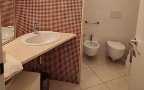 Rocciarossa: Salle De Bains, Mur, Luminaire Plomberie, Lavabo, Sol, Sol, Design Intérieur, Toilette, Siège De Toilette, Plomberie