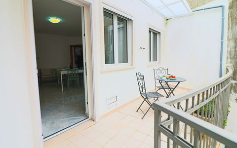 Casa Kalès Otranto – Holiday Home 4 Guests – Ac, W: Sol, Sol, Design Intérieur, Domicile, Appartement, Porte, Plafond, Balcon, Tache De Bois, Accueil Porte