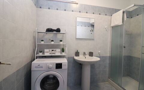 Casa Kalès Otranto – Holiday Home 4 Guests – Ac, W: Salle De Bains, Luminaire Plomberie, Design Intérieur, Sol, Évier, Lavabo, Sol, Toilette, Robinet, Plomberie