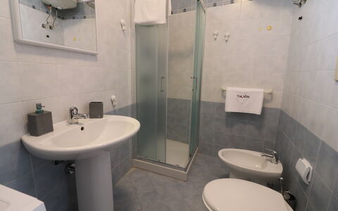 Casa Kalès Otranto – Holiday Home 4 Guests – Ac, W: Sol, Sol, Design Intérieur, Pièce, Lavabo, Luminaire Plomberie, Meubles, Évier, Plafond, Robinet