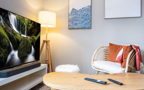 Merituulen Talo: Meubles, Design Intérieur, Appareil Électronique, Salon, Pot De Fleur, Plante D'Appartement, Téléviseur, Télévision