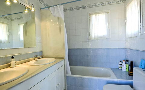 Cortijo Cabrera: Salle De Bains, Lavabo, Luminaire Plomberie, Sol, Évier, Sol, Design Intérieur, Robinet, Armoire De Toilette, Plomberie