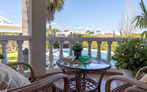 Primavera: Porche, Balcon, Balustre, Ombre, Colonne, Eco Hôtel, Chaise, Mobilier De Jardin, Pot De Fleur, Plante D'Appartement