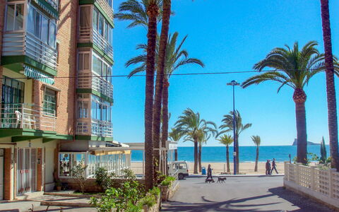 Turia Playa: Ciel, L'Eau, Bâtiment, Plante, Jour, Bleu Azur, Arbre, Arecales, Ombre, Plage