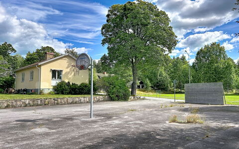 Skolhuset: Arbre, Herbe, Surface De La Route, Espace Public, Asphalte, Lot Terre, Pôle, Allée, Ombre
