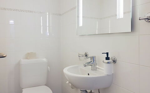 Apt. Hermosa: Salle De Bains, Lavabo, Luminaire Plomberie, Évier, Mur, Design Intérieur, Sol, Siège De Toilette, Toilette, Robinet