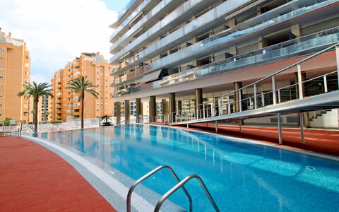 Elegance: L'Eau, Bâtiment, Ciel, Nuage, Bleu Azur, Fenêtre, Piscine, Condominium, Bloc Tour, Loisir