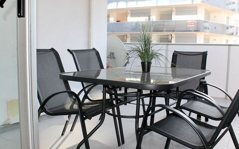 Elegance: Table, Meubles, Plante, Bâtiment, Chaise, Plante D'Appartement, Rectangle, Tableau De Plein Air, Design Intérieur, Sol