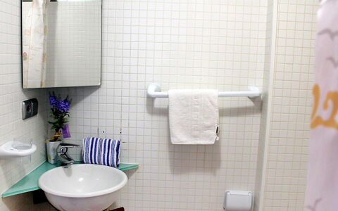 Elegance: Salle De Bains, Pièce, Violet, Tuile, Propriété, Toilette, Luminaire Plomberie, Accessoire Salle De Bain, Mur, Design Intérieur