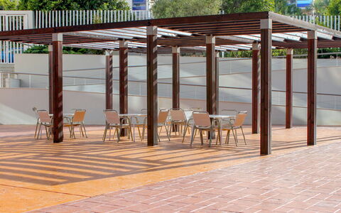 Elegance: Meubles, Bâtiment, Bois, Ombre, Vélo, Mobilier De Jardin, Arbre, Design Urbain, Sol, Tableau De Plein Air