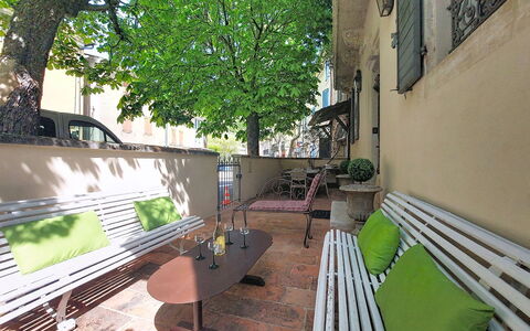 L Ancien Hôtel Creste: Meubles, Design Intérieur, Sol, Chaise, Sol, Table, Table Cuisine Et Salle A Manger, Ombre, Plafond, Tache De Bois