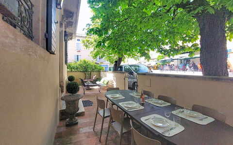 L Ancien Hôtel Creste: Meubles, Design Intérieur, Sol, Chaise, Sol, Table, Table Cuisine Et Salle A Manger, Ombre, Plafond, Tache De Bois