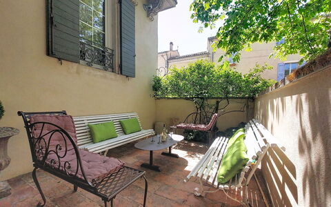 L Ancien Hôtel Creste: Meubles, Design Intérieur, Sol, Chaise, Sol, Table, Table Cuisine Et Salle A Manger, Ombre, Plafond, Tache De Bois