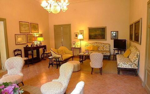 Villa Castellani: Meubles, Design Intérieur, Sol, Chaise, Sol, Pièce, Éclairage, Table, Cadre, Salon