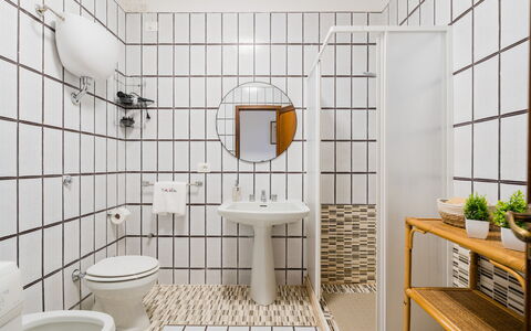 Stella Marina: Design Intérieur, Sol, Siège De Toilette, Salle De Bains, Sol, Luminaire Plomberie, Toilette, Plomberie, Tuile, Plafond