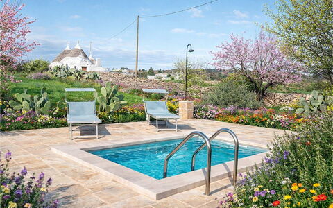Trulli al Verde Viburno: Jardin, Arbuste, Piscine, Aménagement Paysager, Dalle, Arrière-Cour, Mobilier De Jardin, Chaise, Cour