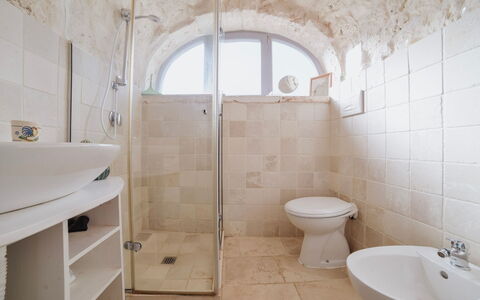 Trulli al Verde Viburno: Mur, Luminaire Plomberie, Salle De Bains, Sol, Sol, Toilette, Design Intérieur, Siège De Toilette, Plomberie, Tuile