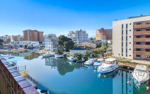 Puerto Simona: Bâtiment, L'Eau, Ville, Appartement, Canal, Voie Navigable, Bateau, Zone Urbaine, Navire