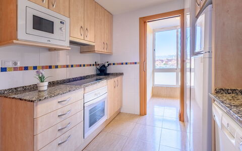Cambrils 40: Appartement, Zone Résidentielle, Sol, Sol, Cuisine, Principaux Appliance, Cabinetry, Comptoir, Condominium, Tache De Bois