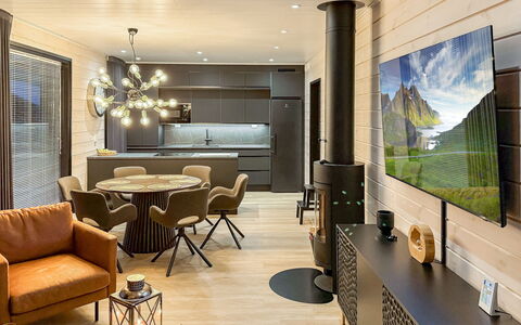Saanan Taika: Meubles, Design Intérieur, Sol, Canapé, Mur, Salon, Sol, Bois, Plafond, Luminaire