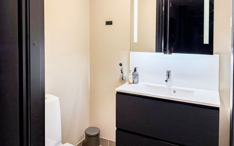 Saanan Taika: Salle De Bains, Sol, Design Intérieur, Luminaire Plomberie, Sol, Miroir, Armoire De Toilette, Lavabo, Plomberie, Robinet