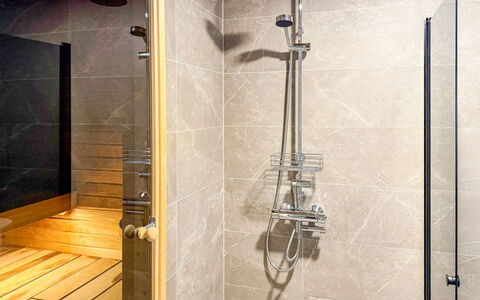 Saanan Taika: Sol, Sol, Tete De Douche, Design Intérieur, Luminaire Plomberie, Douche, Salle De Bains, Plomberie, Tuile, Bar De Douche