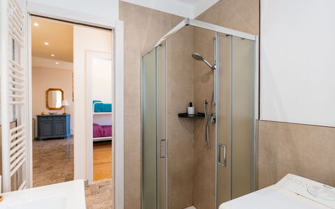 Orizzonte Blu Alassio: Sol, Luminaire Plomberie, Design Intérieur, Mur, Sol, Salle De Bains, Plomberie, Éclairage, Robinet, Porte