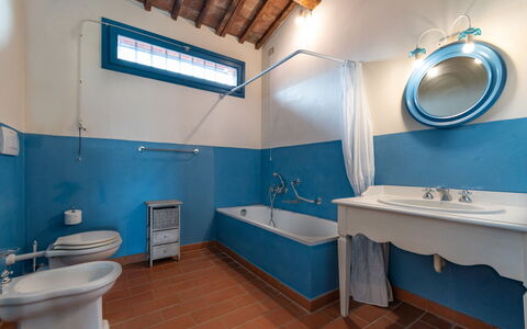 Agriturismo le Due Querce: Sol, Luminaire Plomberie, Design Intérieur, Sol, Plafond, Lavabo, Salle De Bains, Robinet, Évier, Éclairage