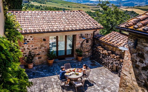 Podere i Prati: Maison, Chalet, Pot De Fleur, Porte, Domicile, Dalle, Ferme, Jardin, Cour, Patio