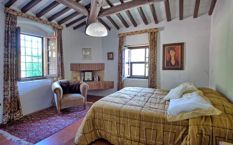 Villa Ulivacci: Meubles, Lit, Chambre, Mur, Design Intérieur, Literie, Drap De Lit, Bois, Sol, Domicile