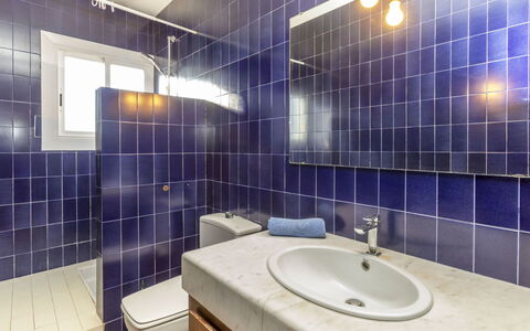 Argentona 642: Bleu, Sol, Luminaire Plomberie, Salle De Bains, Sol, Tuile, Design Intérieur, Robinet, Évier, Plomberie