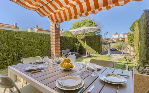 Ca la Flama: Meubles, Mobilier De Jardin, Chaise, Table, Tableau De Plein Air, Table Cuisine Et Salle A Manger, Jardin, Ombre, Arrière-Cour, Eco Hôtel