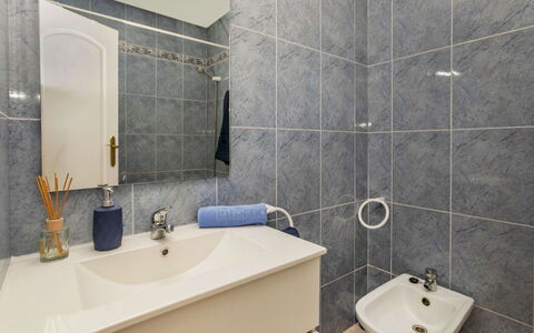 Ca la Flama: Lavabo, Salle De Bains, Luminaire Plomberie, Évier, Sol, Sol, Robinet, Design Intérieur, Armoire De Toilette, Toilette