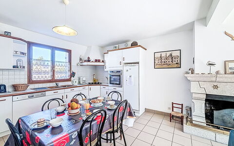 Maison Goh Lannec: Meubles, Mobilier De Jardin, Table, Chaise, Tableau De Plein Air, Jardin, Table Cuisine Et Salle A Manger, Patio, Restaurant, Pot De Fleur
