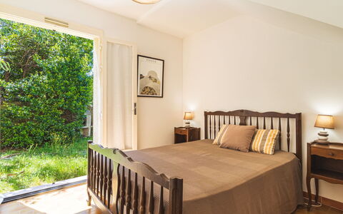 Résidence les Figuiers Fleurs: Meubles, Lit, Design Intérieur, Chambre, Literie, Sol, Mur, Sol, Drap De Lit, Bois