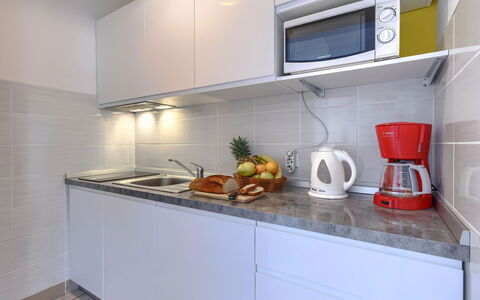 Pula 190: Appareil De Cuisine, Cuisine, Comptoir, Principaux Appliance, Sol, Cabinetry, Design Intérieur, Evier, Bois, Cuisinière