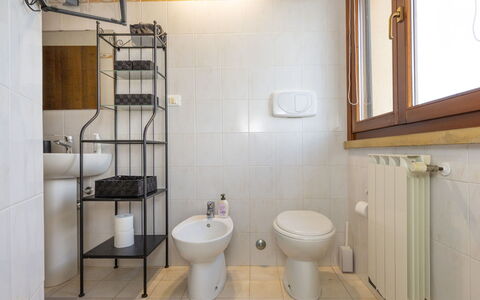 Cinquantina: Luminaire Plomberie, Sol, Design Intérieur, Sol, Salle De Bains, Évier, Siège De Toilette, Plomberie, Robinet, Toilette