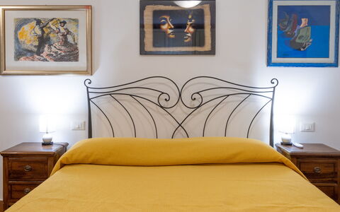 Uliveto: Lit, Chambre, Literie, Drap De Lit, Design Intérieur, Meubles, Jaune, Sol, Linge, Cadre De Lit