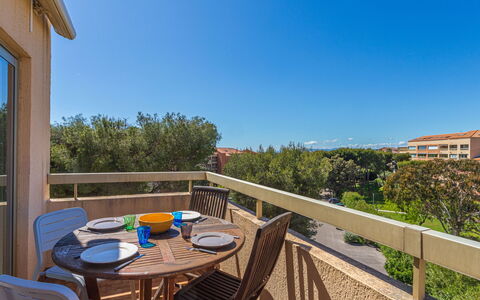 Alisier: Maison, Zone Résidentielle, Domicile, Toit, Composite, Biens, Chalet, Ombre, Piscine, Villa