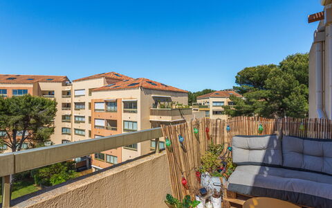 Alisier: Maison, Zone Résidentielle, Domicile, Toit, Composite, Biens, Chalet, Ombre, Piscine, Villa