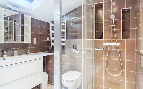 Six Fours la Coudoulière 645: Design Intérieur, Luminaire Plomberie, Sol, Salle De Bains, Sol, Plafond, Plomberie, Tuile, Douche, Toilette