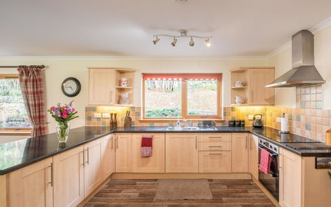 Kirkfield House: Cuisine, Meubles, Design Intérieur, Comptoir, Sol, Appareil De Cuisine, Cabinetry, Bois, Sol, Principaux Appliance
