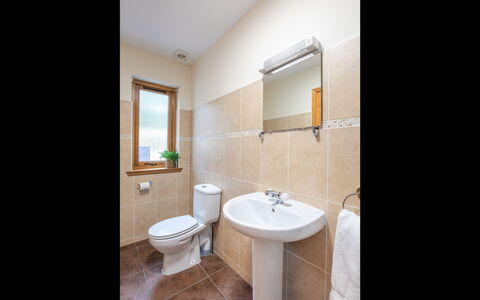Kirkfield House: Luminaire Plomberie, Sol, Sol, Salle De Bains, Toilette, Plomberie, Siège De Toilette, Évier, Robinet, Lavabo