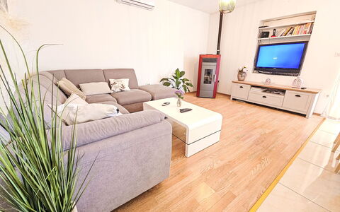 Paz: Meubles, Design Intérieur, Canapé, Sol, Sol, Salon, Bois, Télévision, Pièce, Table
