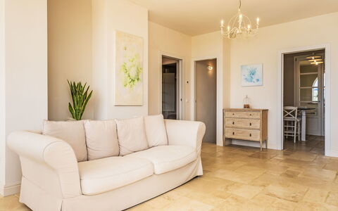 Villa Gli Olivi: Meubles, Sol, Sol, Design Intérieur, Canapé, Bois, Pièce, Table, Salon, Plafond