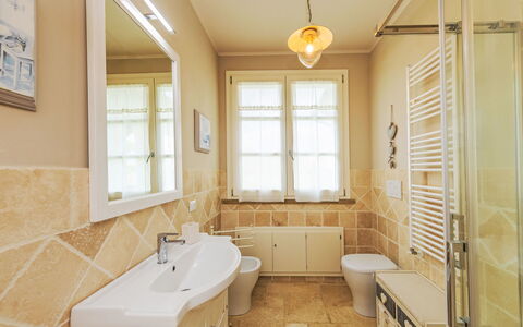 Villa Gli Olivi: Sol, Luminaire Plomberie, Design Intérieur, Sol, Salle De Bains, Plafond, Plomberie, Éclairage, Tuile, Évier