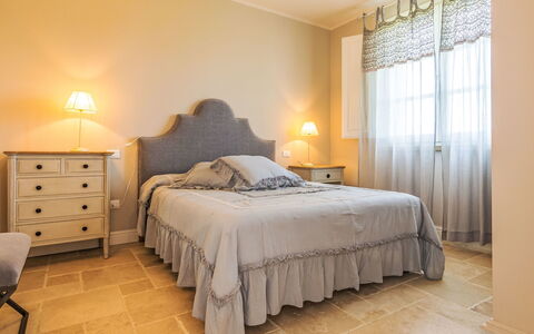 Villa Gli Olivi: Meubles, Lit, Design Intérieur, Chambre, Literie, Sol, Drap De Lit, Sol, Pièce, Linge